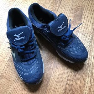 Mizuno women’s 9 spike metal cleats - size 8.5